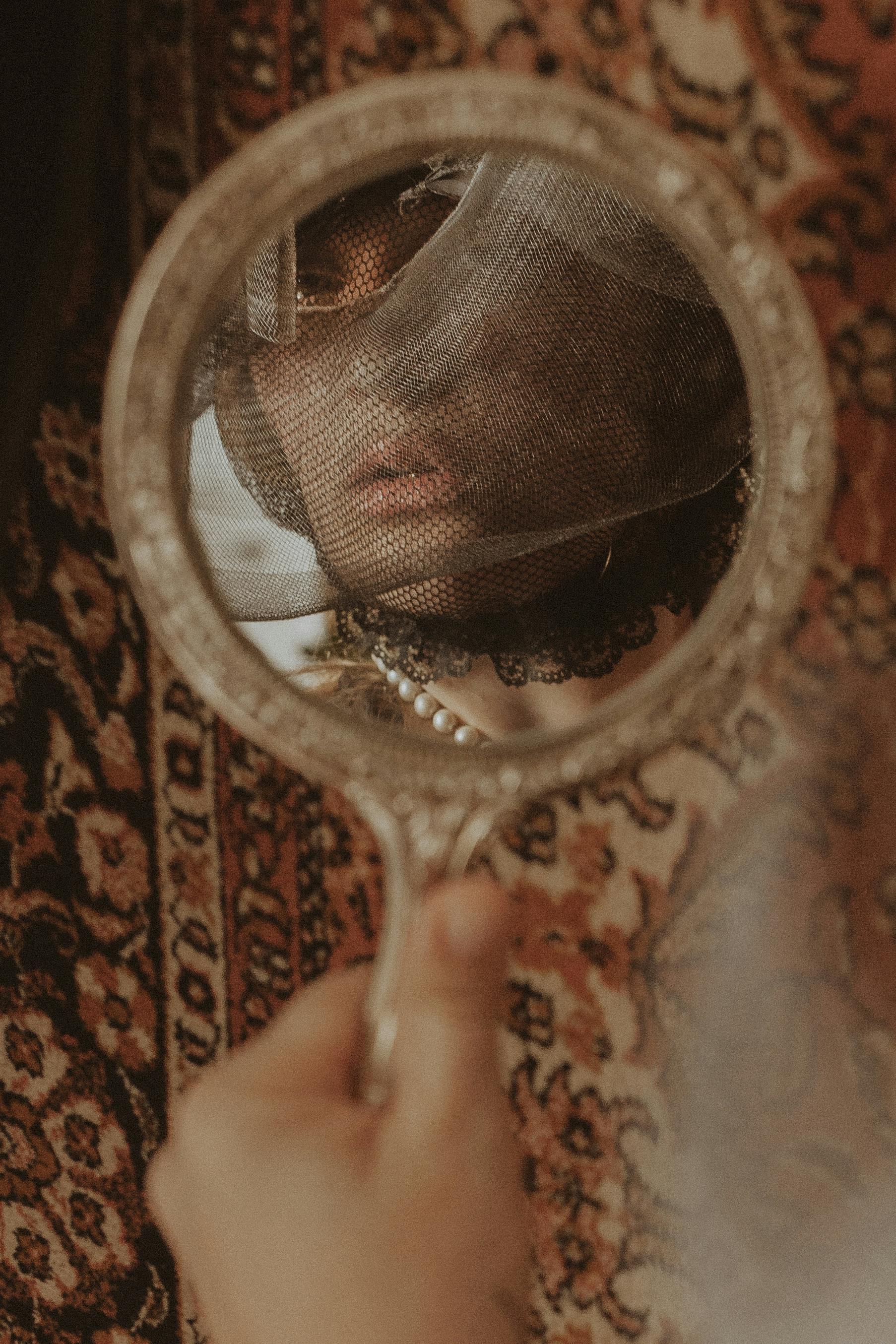 🔥 “여자들이 왜 이 손거울에 빠졌을까? 셀럽들도 애정하는 인기 브랜드 손거울의 정체와 숨겨진 기능까지!”