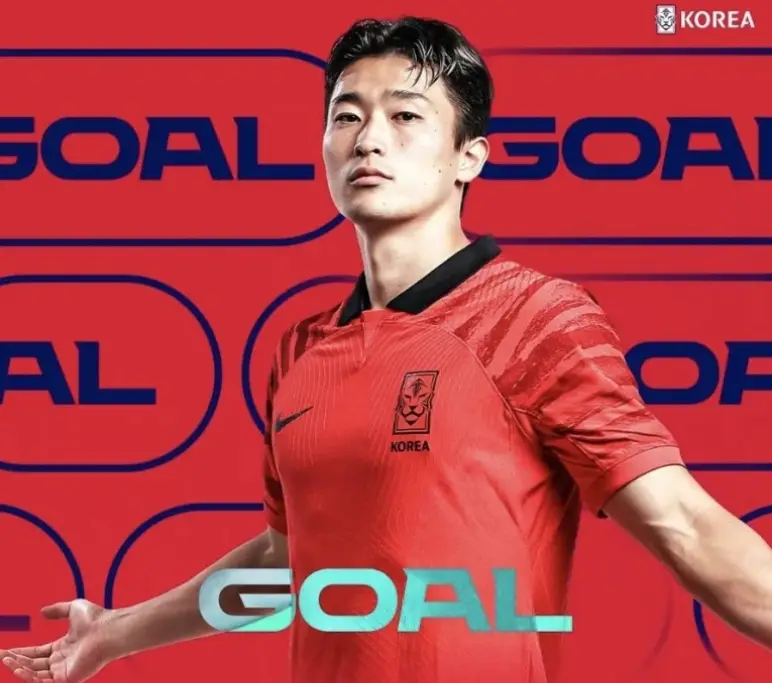 사우디전- 붉은 바탕 앞 붉은 반팔유니폼을 입고 두손을 벌린채 당당히 서있는 조규성