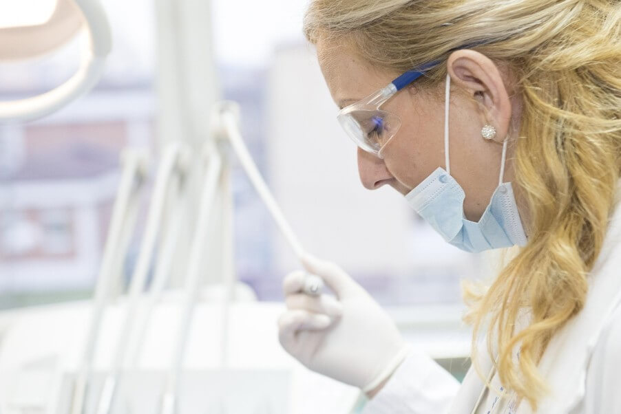 검사 중인 여의사