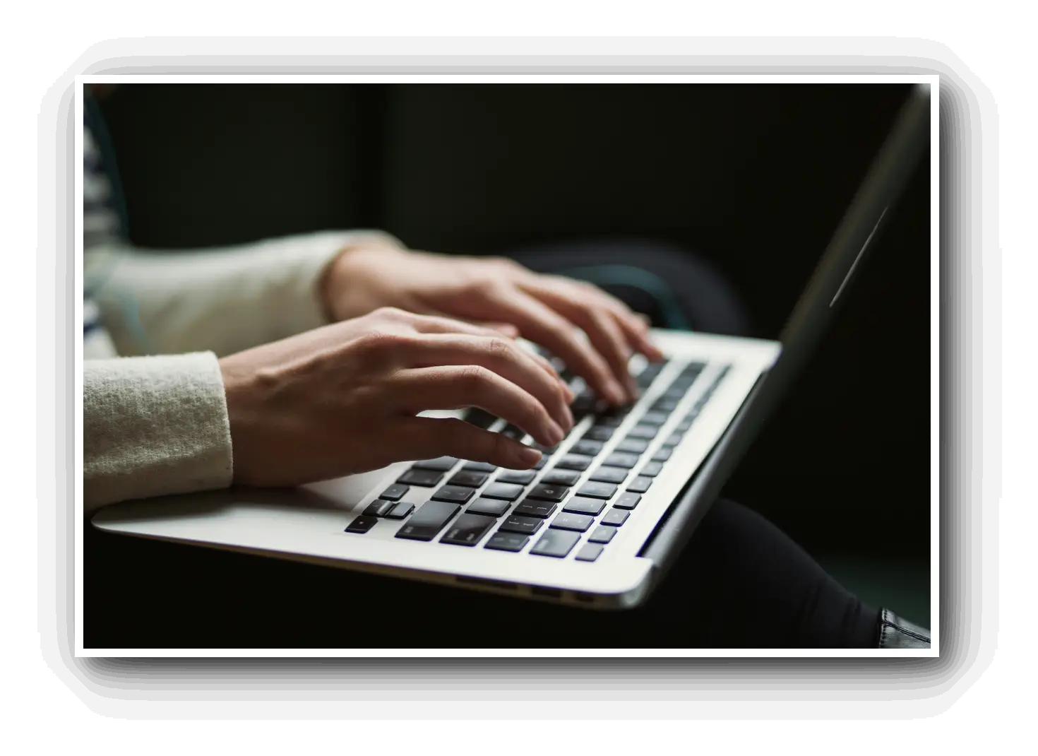 노트북-타이핑하고있는-손