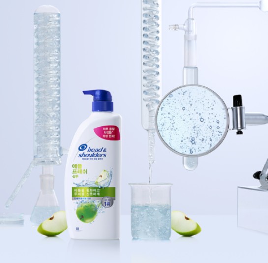 헤드앤숄더-샴푸와-사과-2조각이-있고-현미경으로-수질을-검사하고-있습니다.