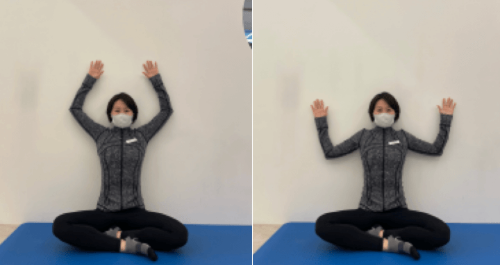 벽에-등을-기대고 앉은-상태에서-팔을-몸쪽으로-당겨주는-운동-동작