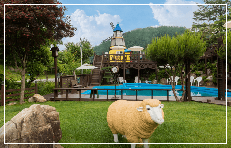 양평-펜션-후의-수영장과-잔디밭에-있는-양-모형-조형물