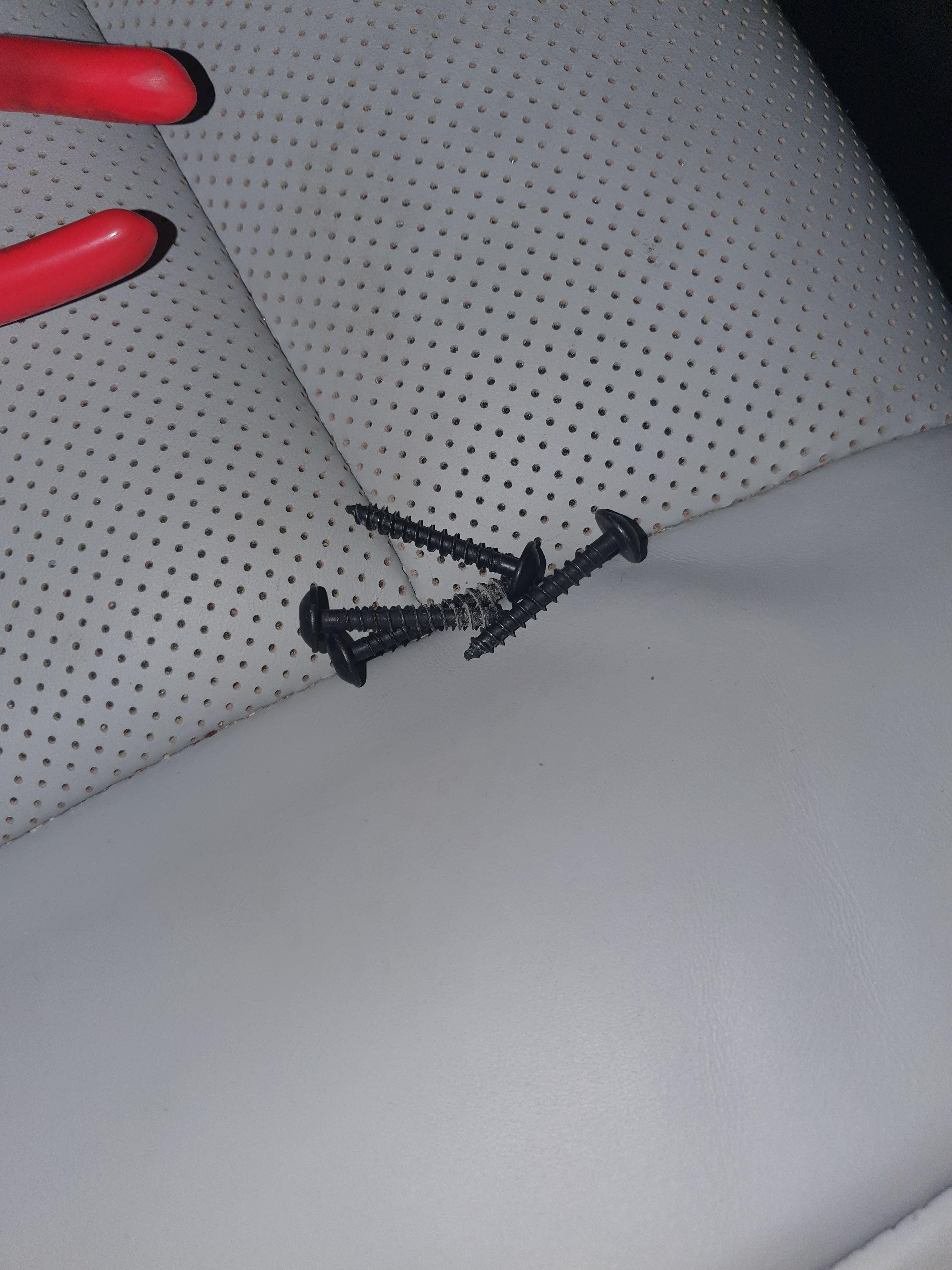 SM6 센터 콘솔 뚜껑 고정 T20 볼트 모양 길이는 동일합니다.