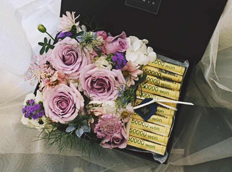꽃으로 꾸며진 용돈 상자