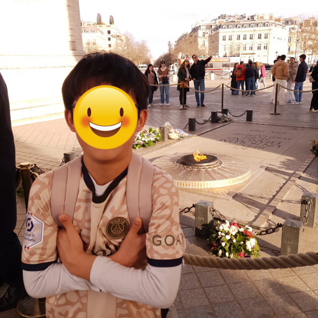 파리 개선문 무명 전사들의 묘역 앞에서