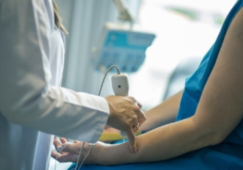 의사-환자-맥박-체크