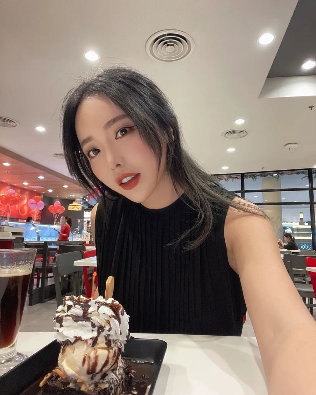태국 여행을 가서 블랙룩 과시하는 홍진영