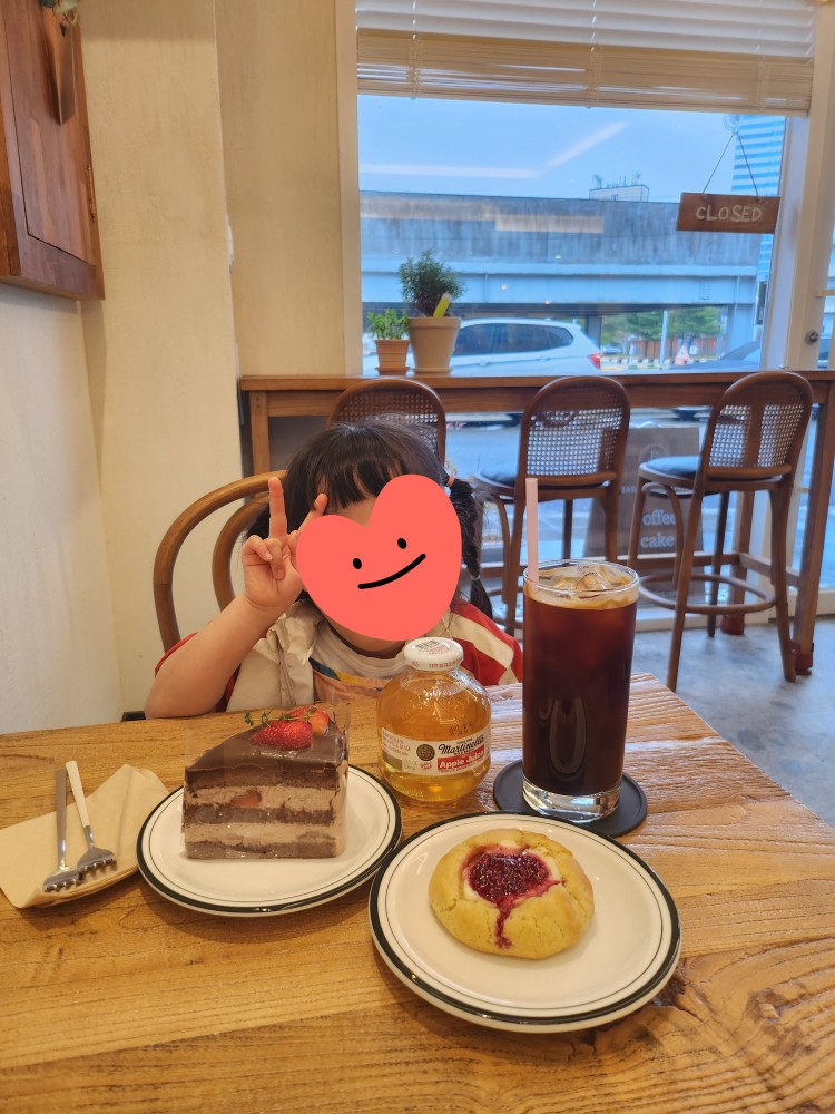 티타임을 즐기는 아이