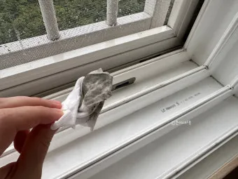 창틀 먼지 진공청소기 솔브러시와 물티슈로 닦는 순서_3