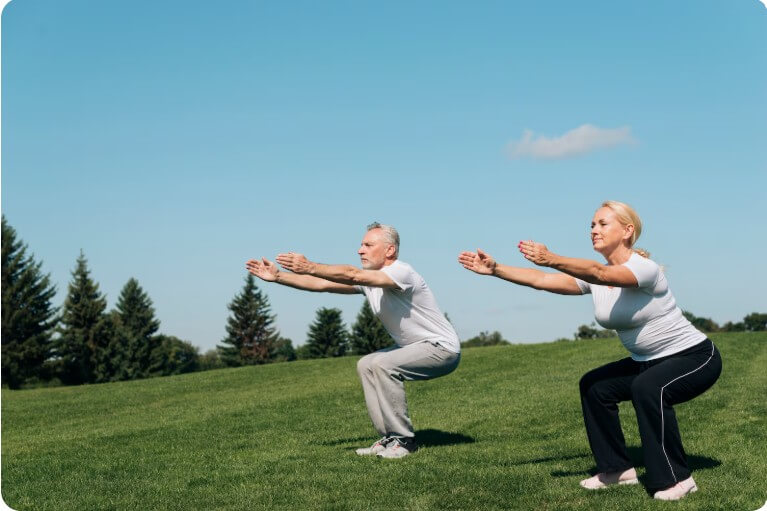 야외에서 운동을 하고 있는 할아버지&amp;#44; 할머니