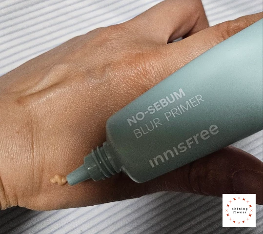 이니스프리 노세범 블러 프라이머-손등에 짜보는 중