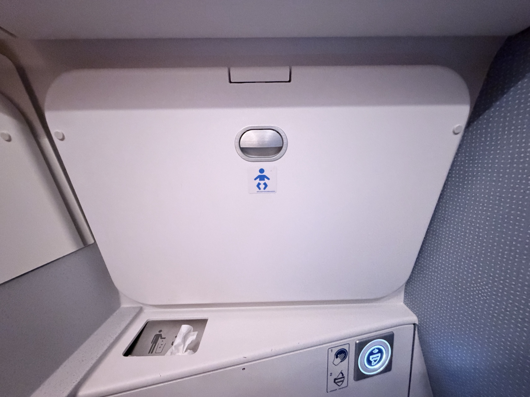 로마-피우미치노-KL1602-A321neo-기내-화장실