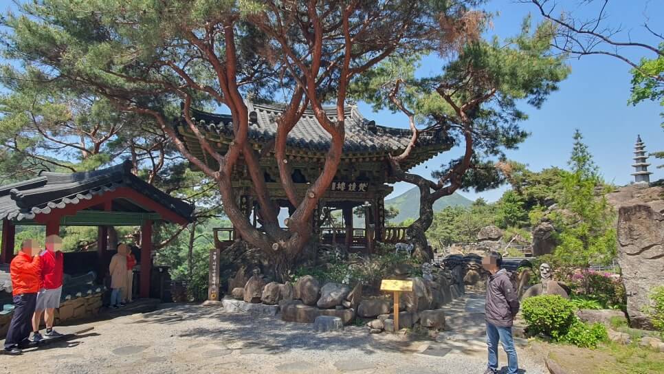 함양 서암정사 : 돌에 새겨진 수행의 흔적과 자연이 어우러진 산중 석굴 사찰