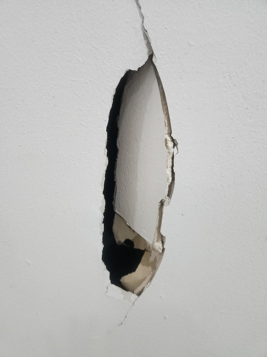 빌딩 파손된 내부 벽 완벽 복원 및 페인트 도색 전문 가이드