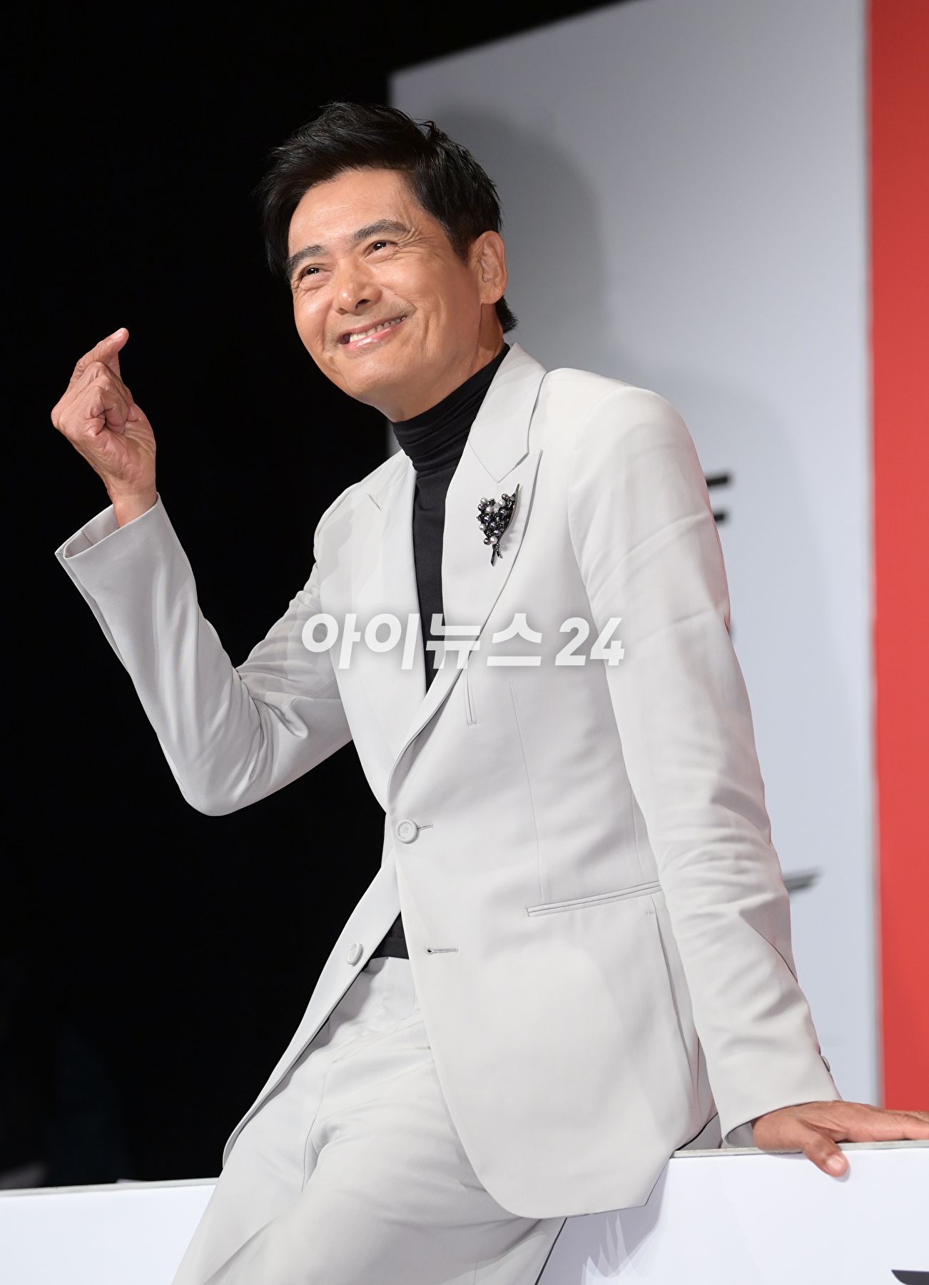 배우 주윤발(저우룬파)이 5일 오후 부산광역시 해운대구 우동 KNN타워에서 진행된 제28회 부산국제영화제 공식 기자회견에 참석해 포토타임을 갖고 있다. [사진=정소희 기자]