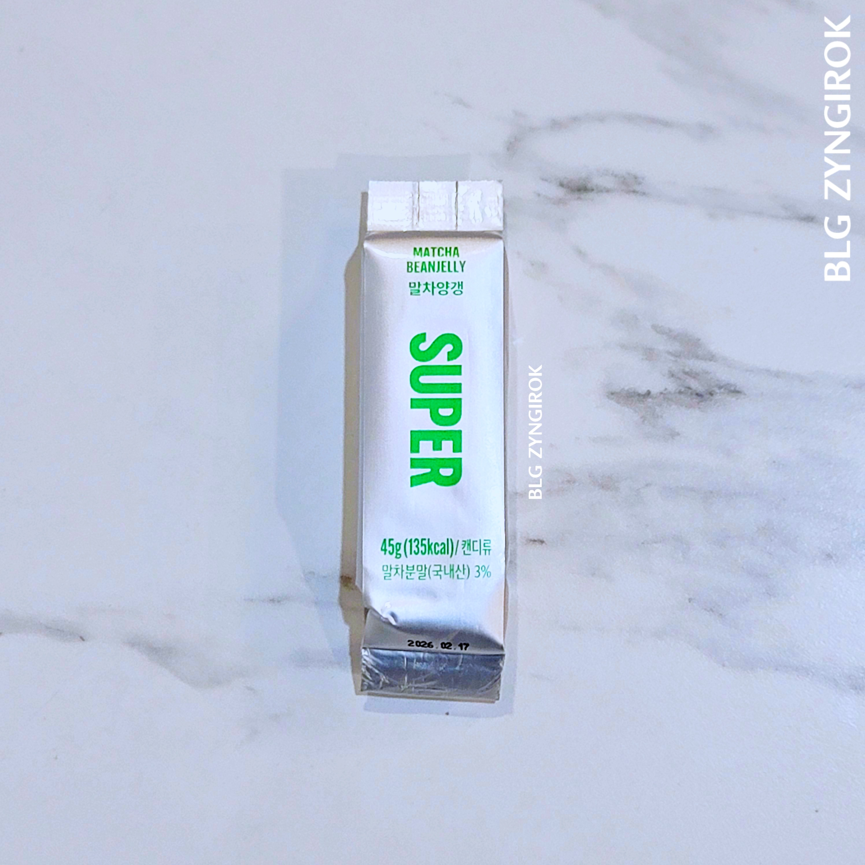 노브랜드 말차 양갱 낱개 하나 모습이다.