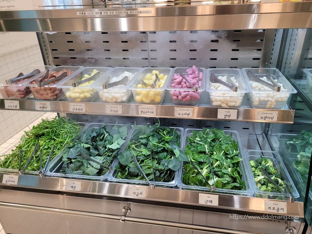 셀프바의 채소와 떡 햄