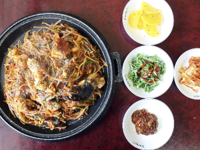 아꾸찜과 밑반찬 4개