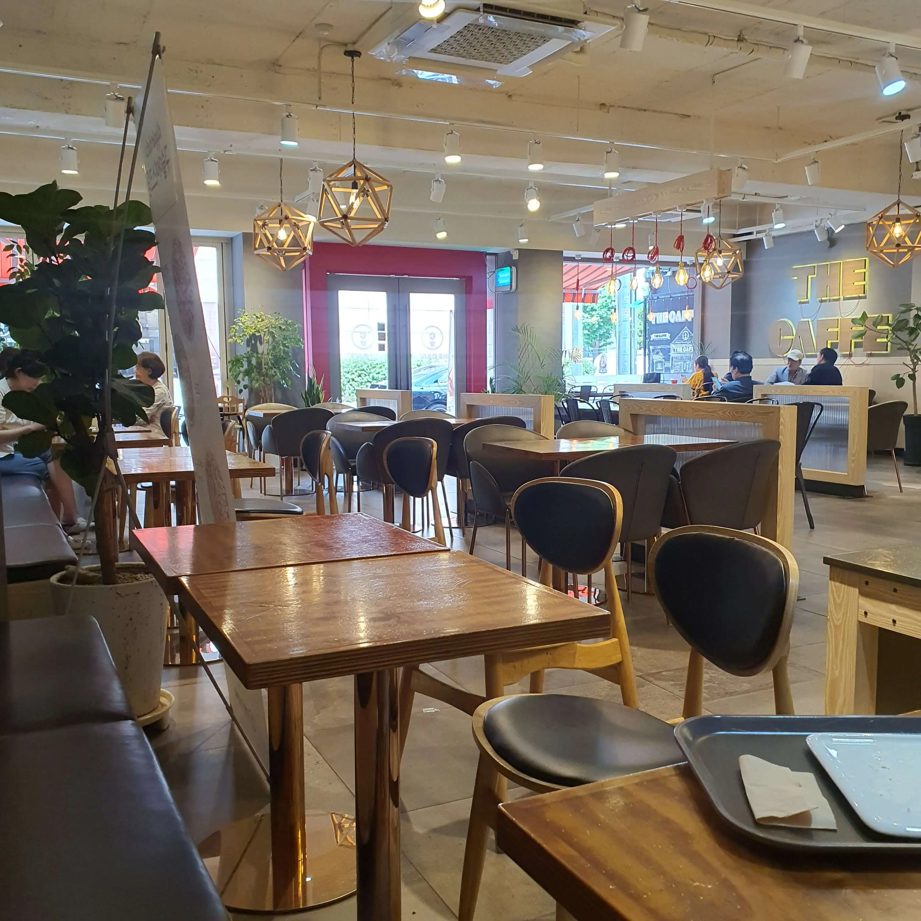 테이블이-많은-더카페-오금점-내부-모습