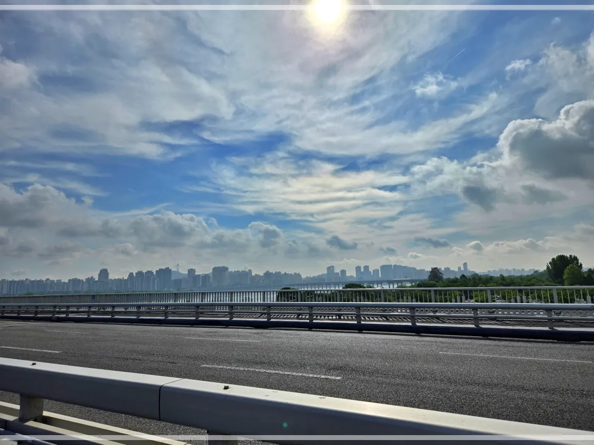 2025-포레스트런-서강대교-위에서-달리면서-찍은-풍경과-구름