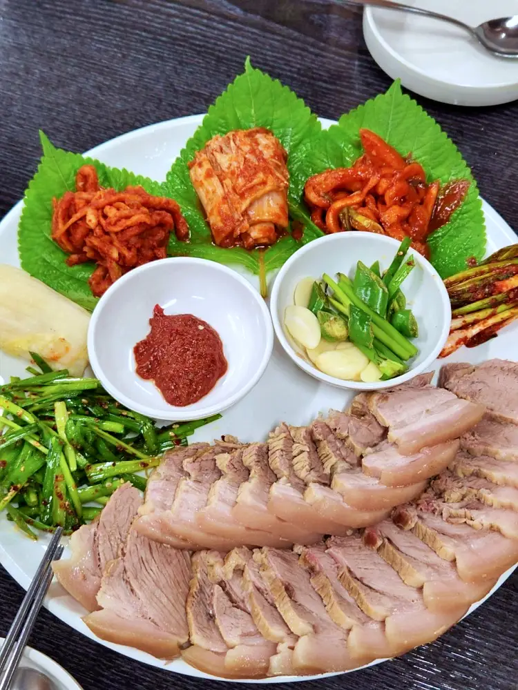 줄서는식당 돼지와 소의 8가지 부위 삶은 수육 제복쟁반, 자가제만 메밀면 직접 짠 들기름 막국수 맛있는 술집 강남역 맛집 소개