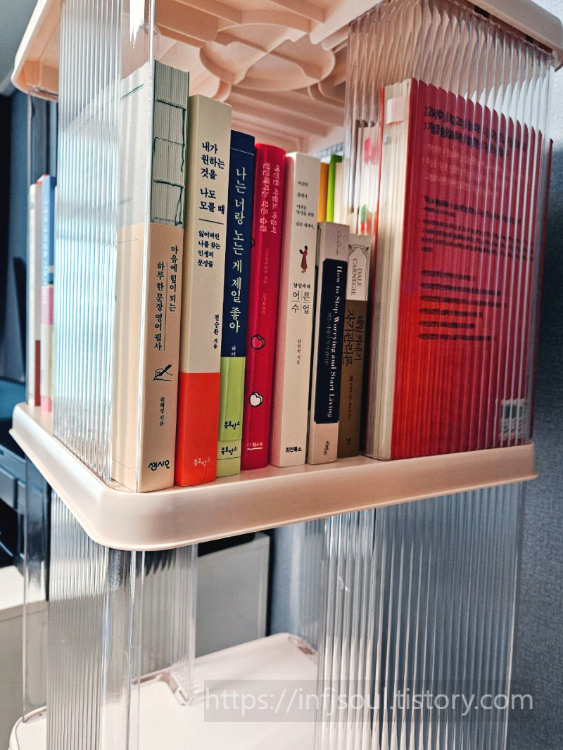 A4까지는 세워 보관 가능, A3 이상은 눕혀 보관이 안정적이에요