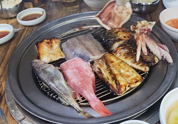 88 생선구이에서 숯불에 생선을 올려 준 모습