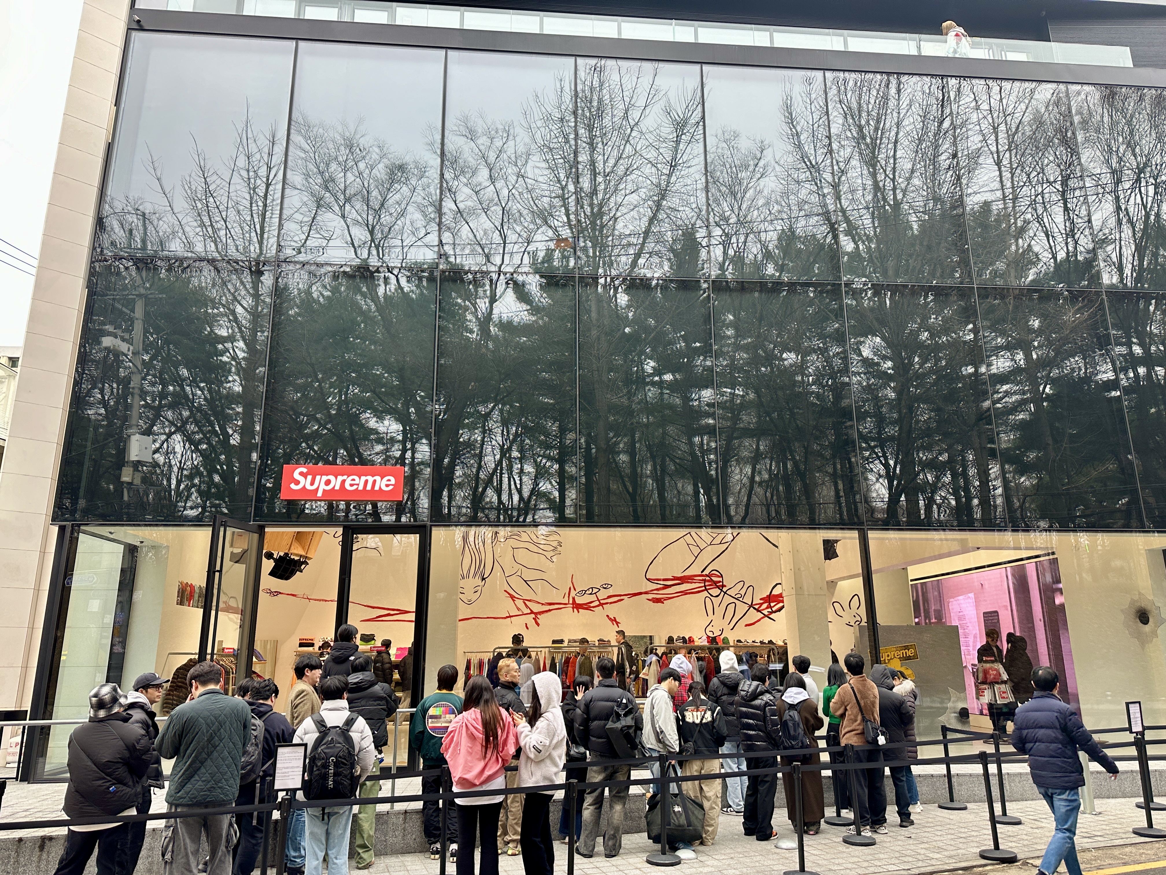 길게 줄이 늘어선 도산슈프림 매장