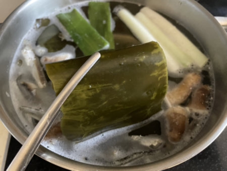 떡국 육수 끓기 시작하면, 다시마 바로 빼기