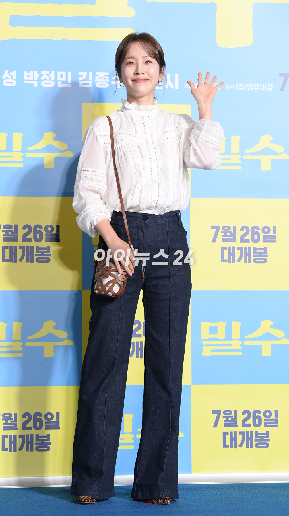 배우 한지민이 20일 오후 서울 강남구 삼성동 메가박스 코엑스에서 열린 영화 &#39;밀수&#39;(감독 류승완) VIP 시사회에 참석하고 있다. [사진=정소희 기자]