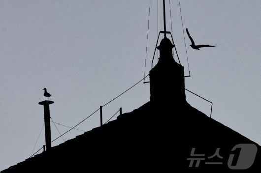 흰 연기와 동시에 울리는 종소리