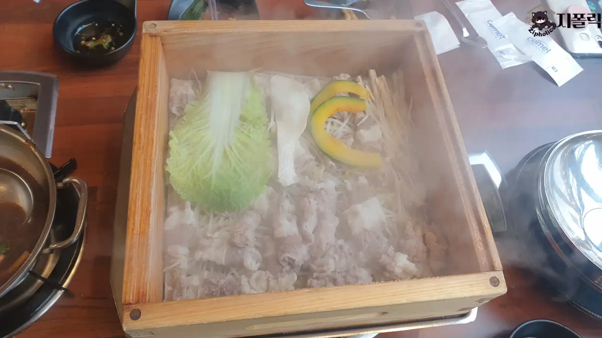 편백가든-떡볶이-편백찜-고기