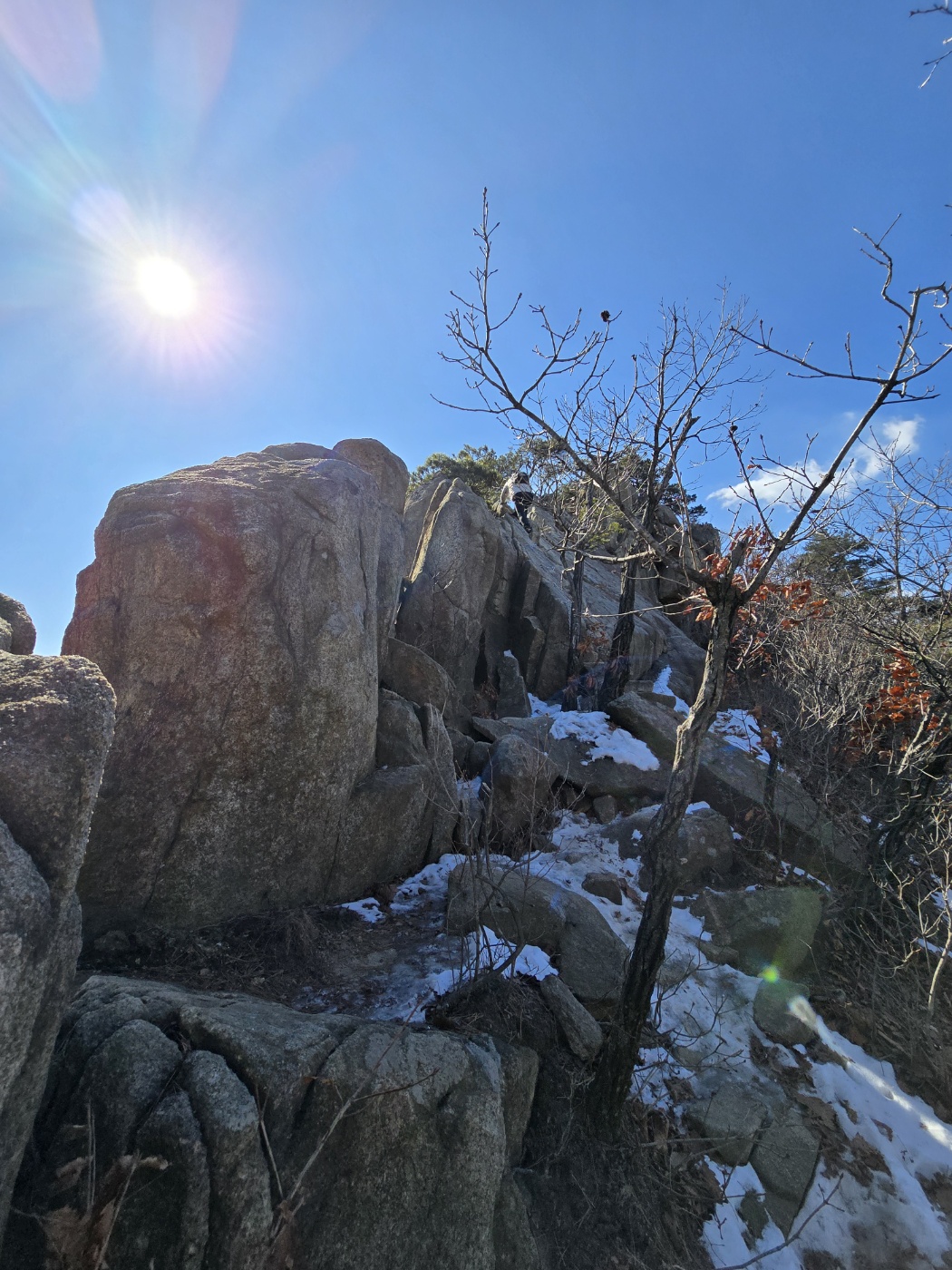 경사가 심한 이바위만 지나면 국기봉이 보입니다.