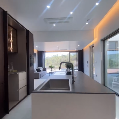 식탁과 주방, 싱크대가 옆에 있어 편리한 구조를 갖고 있다.