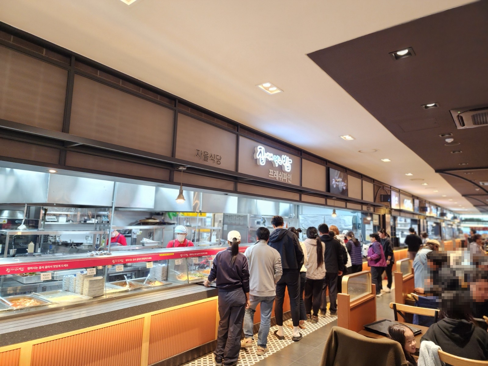 줄서서 고르는 모습