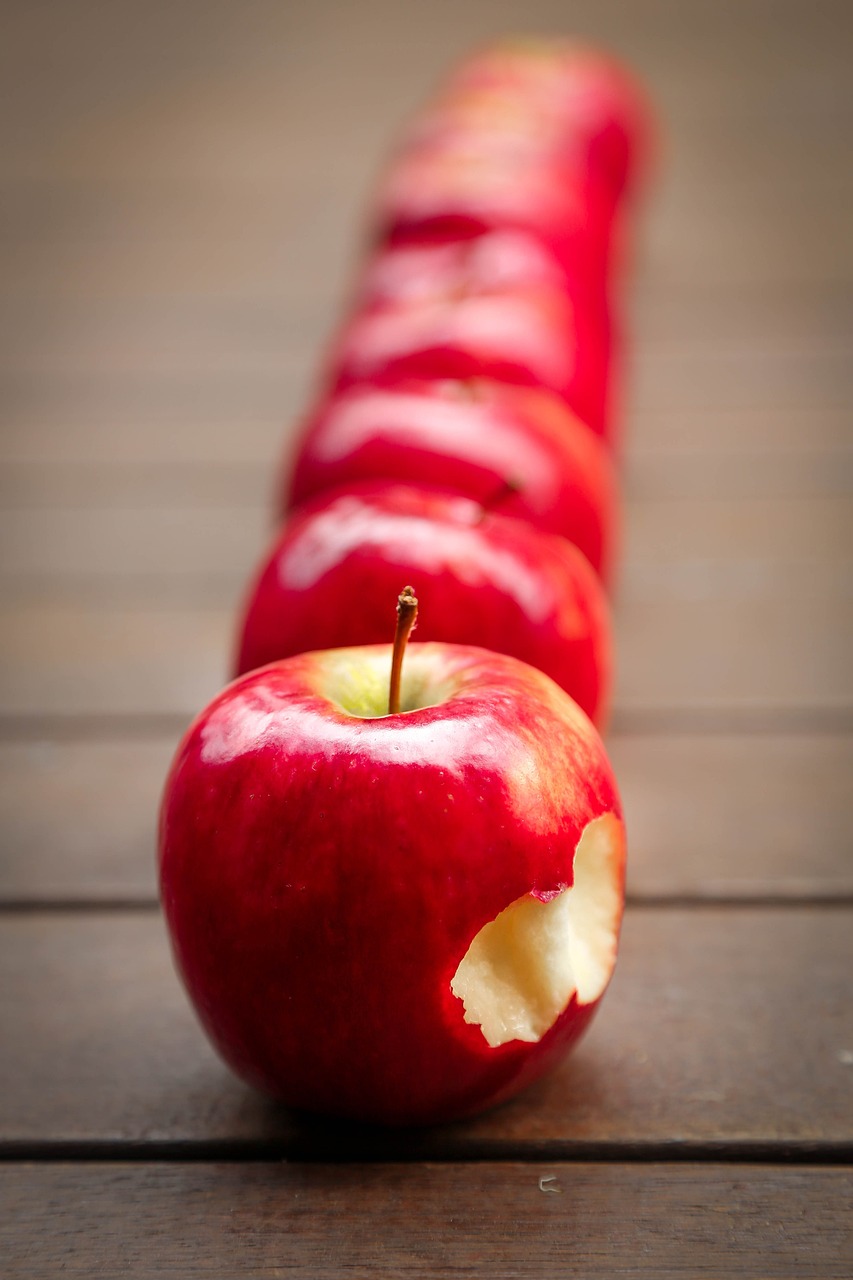 https://cdn.pixabay.com/photo/2015/02/13/00/43/apples-634572_1280.jpg
