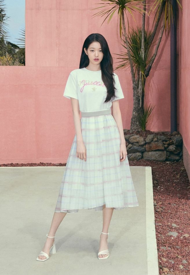 베이직 티셔츠와 스커트 이미지