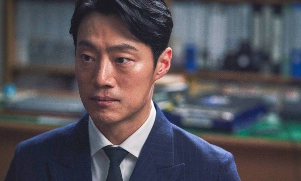 카리스마 있는 이희준의 모습