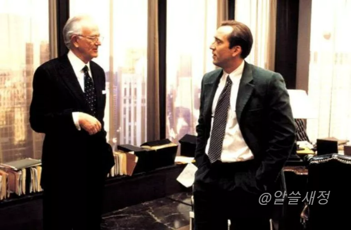 사무실의 잭과 회장이 이야기를 나누는 모습