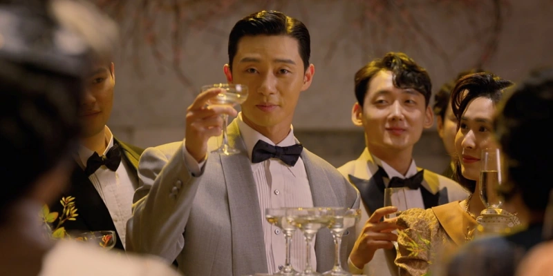 어느 파티에 밝은 슈트에 와인잔을 들고 있는 경성크리처의 박서준