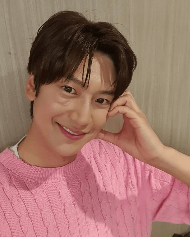 나인우 옆 사진