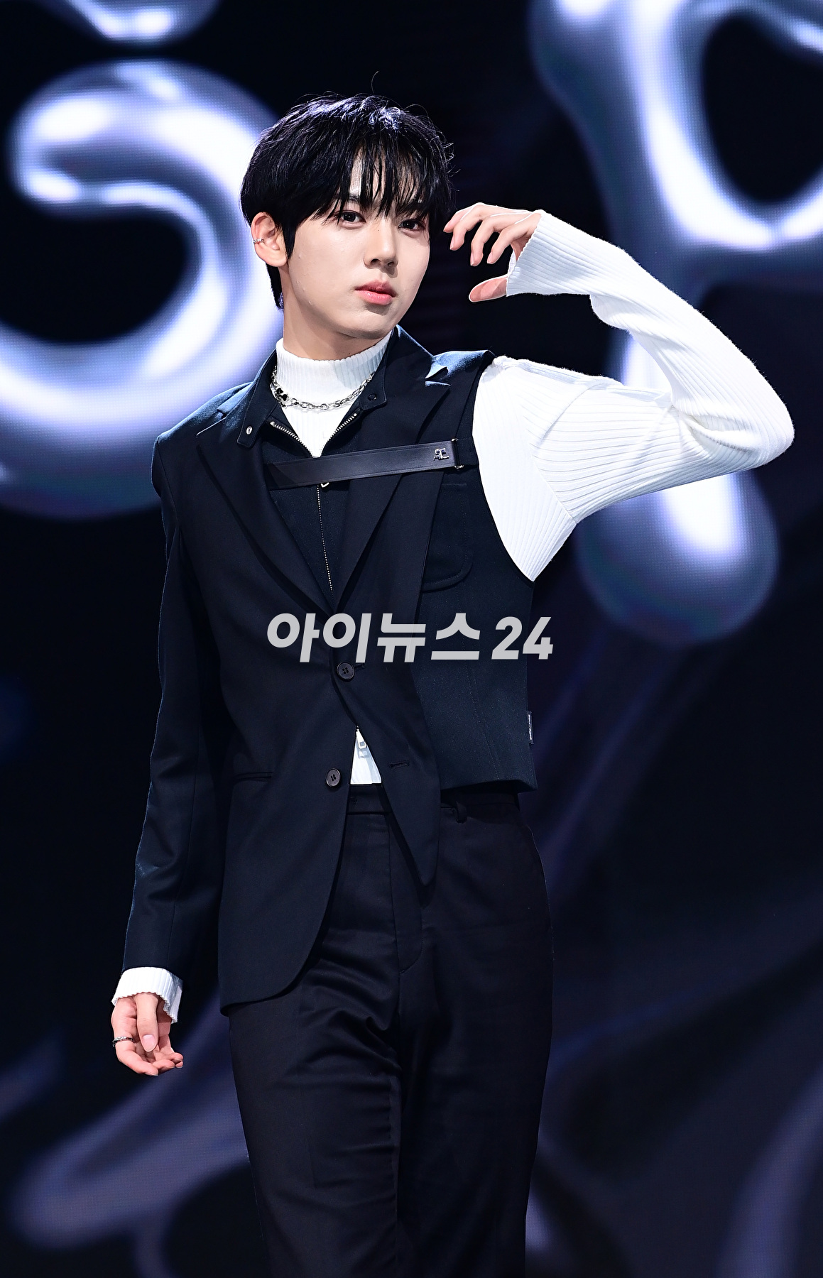 그룹 제로베이스원 한유진이 6일 오후 서울 광진구 예스24라이브홀에서 열린 제로베이스원(ZEROBASEONE) 두 번째 미니앨범 '멜팅 포인트'(Melting Point) 발매 기념 쇼케이스에서 포토타임을 갖고 있다. [사진=정소희 기자]