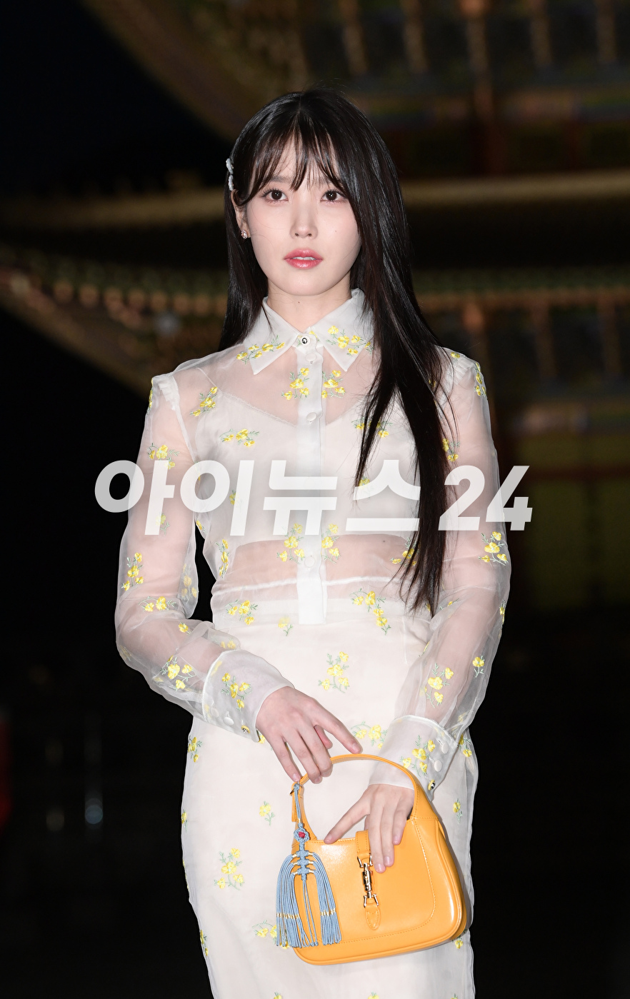 &#39;눈부신 미모의 기부천사&#39;&lt;/b&gt; 가수 겸 배우 아이유가 16일 오후 서울 경복궁에서 진행된 구찌(Gucci) 2024 크루즈 패션쇼에 참석하고 있다. [사진=정소희 기자]