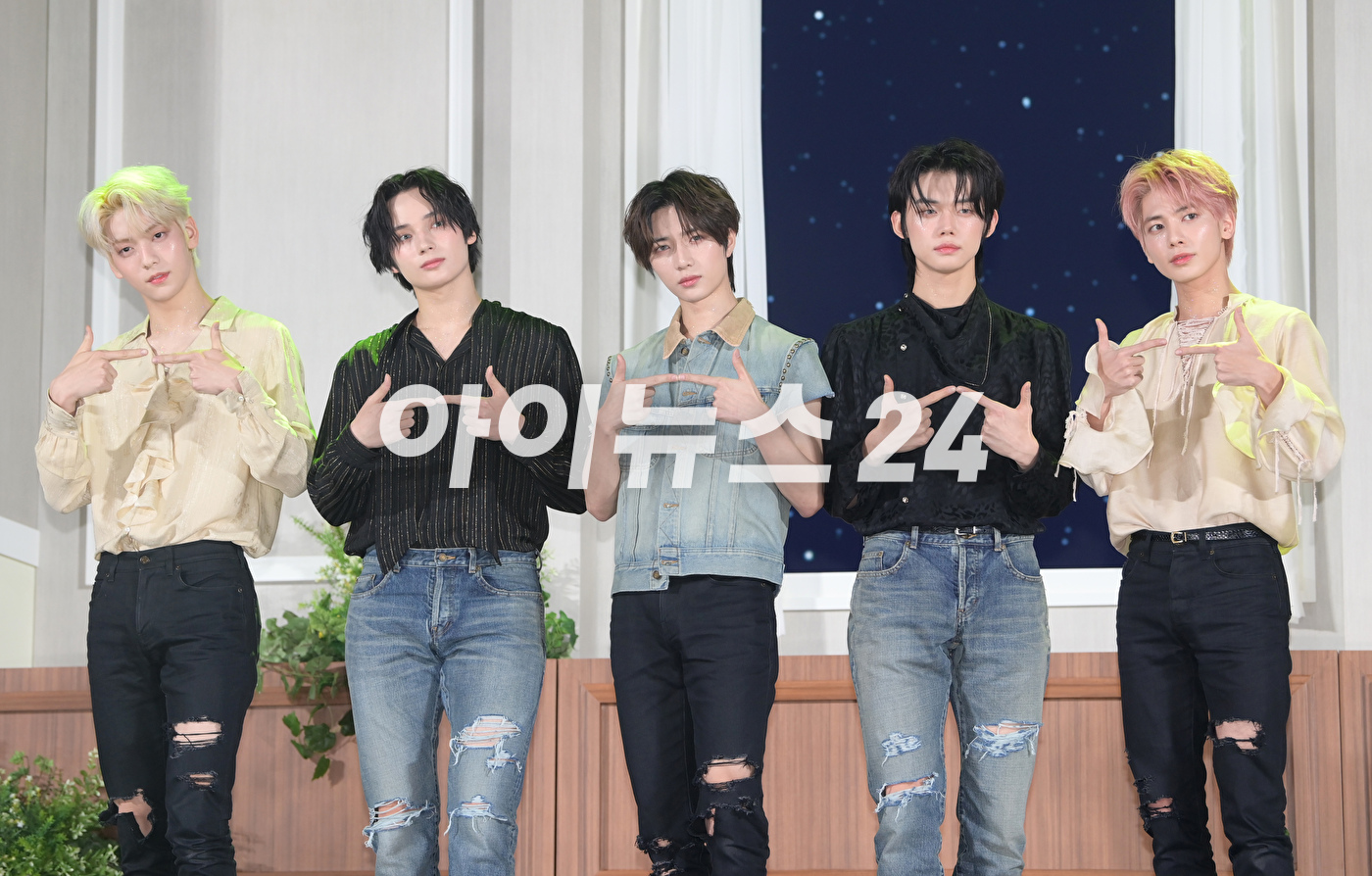 그룹 투모로우바이투게더가 26일 오후 서울 강남구 코엑스 오디토리움에서 열린 투모로우바이투게더(TOMORROW X TOGETHER, TXT) 미니 5집 '이름의 장: TEMPTATION' 발매 쇼케이스에서 타이틀곡 무대를 선보이고 있다. [사진=정소희 기자]