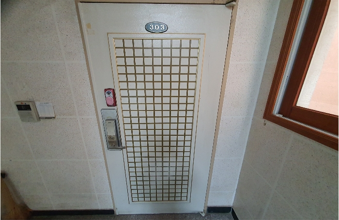 성남지원2021타경4637 본건 현관문