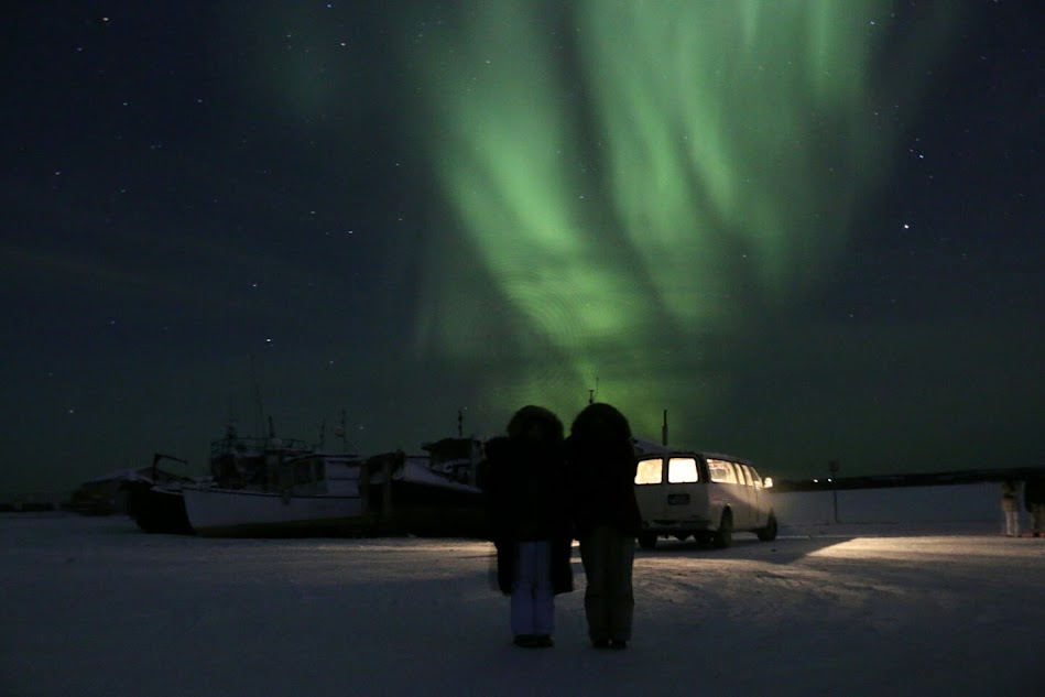 두 사람이 함께 바라보는 오로라 전경