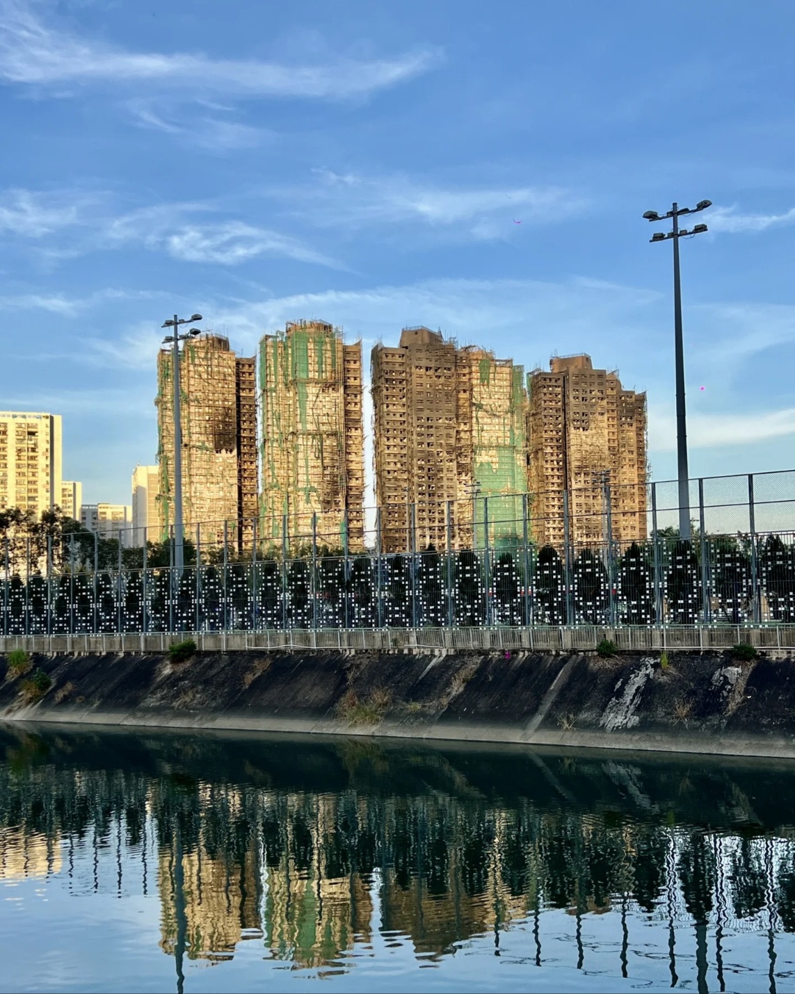 홍콩화재로 타버린건물전체사진