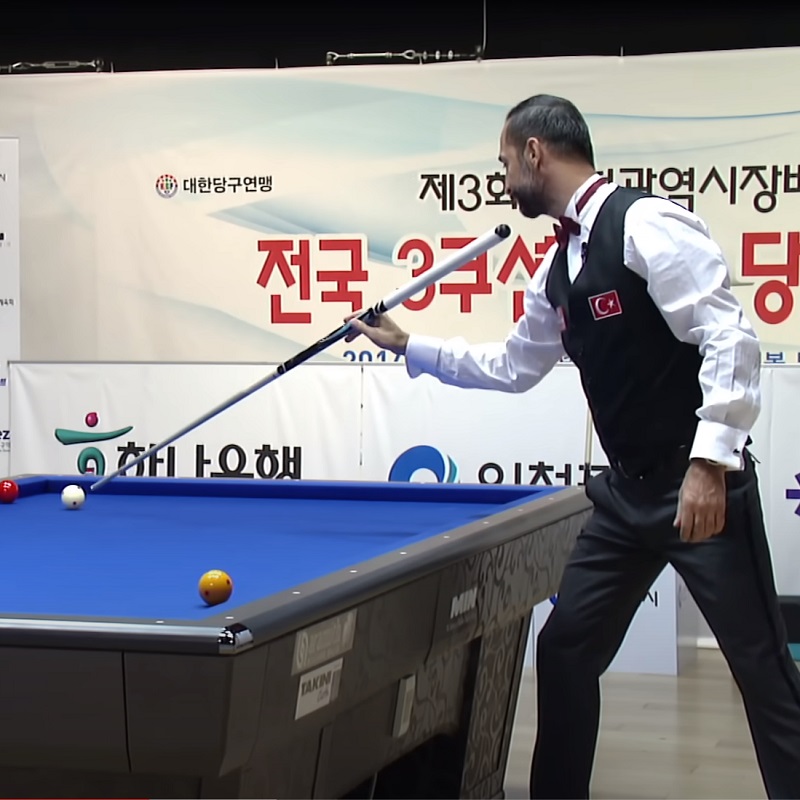 세미 세이기너 당구선수가 묘기당구를 선보이고 있는 장면 5