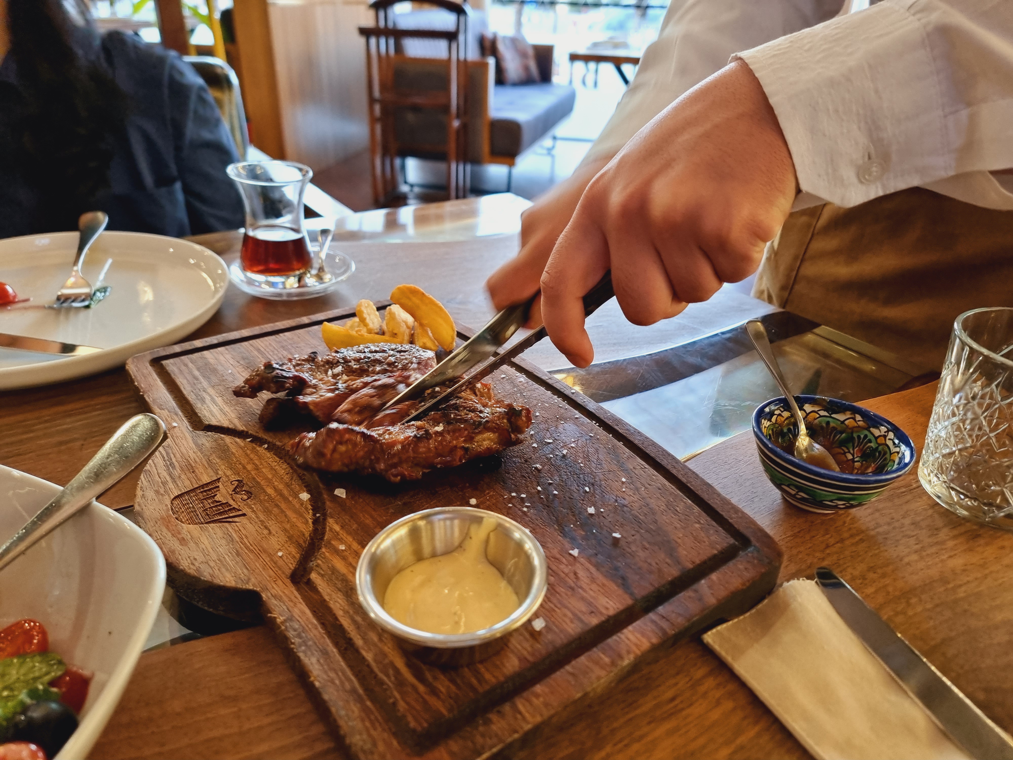 손수 썰어주는 스테이크